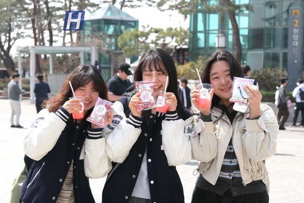▲ ‘봄바람을 사랑한대’ 행사를 즐기는 학생들.