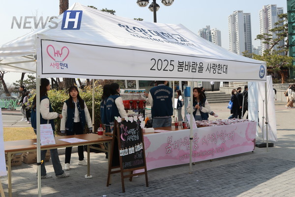 ▲ 행사 부스를 준비하는 사랑한대 단원들.