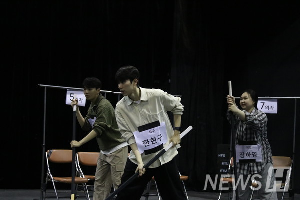 ▲ 배우들이 작품의 주요 인물인 ‘석구’를 중심으로 하키 경기 장면을 연습하고 있다. © 신문정 기자