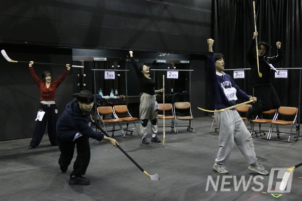 ▲ 아이스하키 경기 장면을 연습 중인 배우들. 배우들이 캐릭터들의 우정과 팀워크를 다지는 순간을 몸짓과 표정으로 생생하게 표현하고 있다. © 신문정 기자