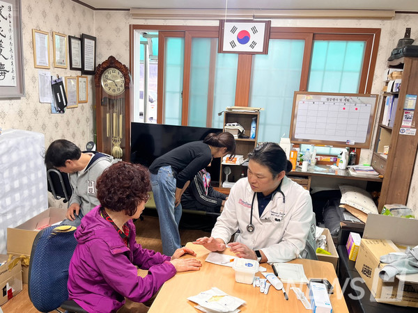 ▲ 정형외과 의사인 최성욱 씨는 가장 피해가 컸던 영양군 석보면에 직접 방문해 의료 봉사를 진행했다. ⓒ 박광 동문