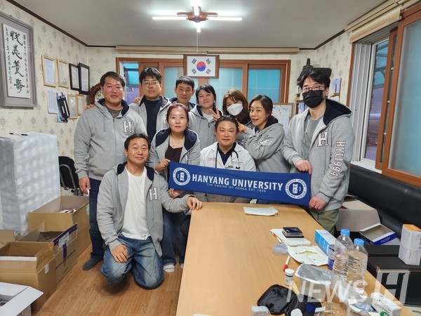 ▲ Class of ’94 visited the affected area to deliver relief goods and medical services ⓒ Alumnus Park Kwang