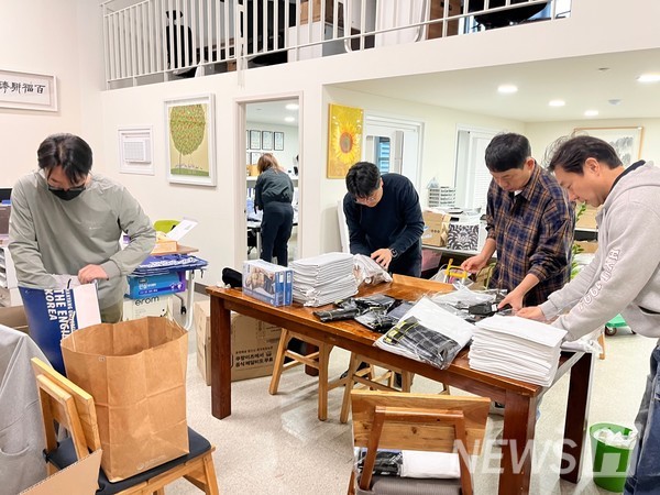 ▲ Class of ’94 members prepared for relief activities while balancing their professional lives ⓒ Alumnus Park Kwang