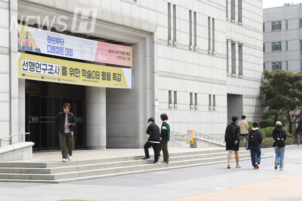 ▲ 강의를 마친 시간, 백남학술정보관 앞에 사람들이 하나둘 늘어가기 시작한다.