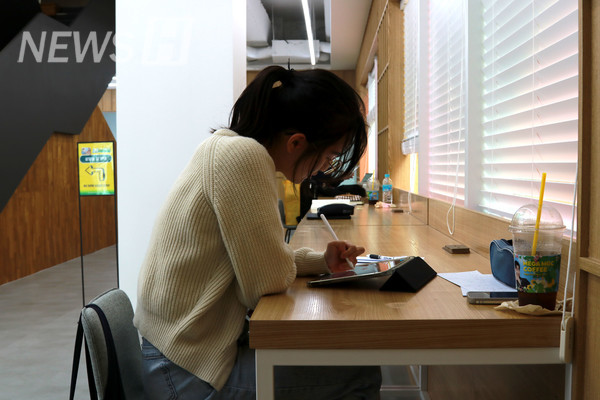 ▲ 새 단장을 마친 학생회관 라운지의 모습. 창가로 스며드는 은은한 햇빛이 집중력을 높여주는 듯하다.