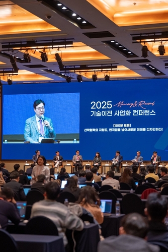 ▲ 이방욱 ERICA캠퍼스 산학협력단장이 '2025 기술이전 사업화 컨퍼런스'에 참석해 대학 평가 제도 개선 필요성에 대해 언급하고 있다. ⓒ 전자신문