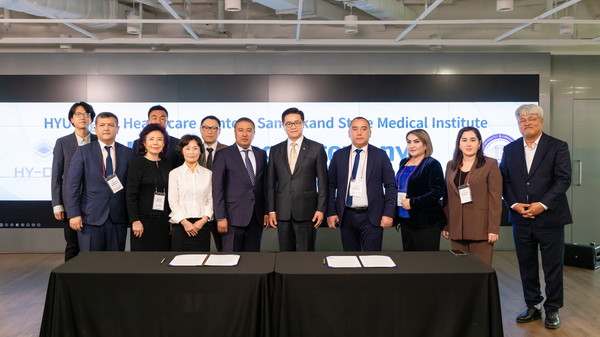 왼쪽에서 두 번째 주혜란 (주)이지놈 박사, 왼쪽에서 세 번째 김형숙 toto korea 토토사이트디지털헬스케어센터장, 네 번째 Rjzaev 사마르칸트 국립의과대학 총장, 다섯 번째 이기정 toto korea 토토사이트대 총장