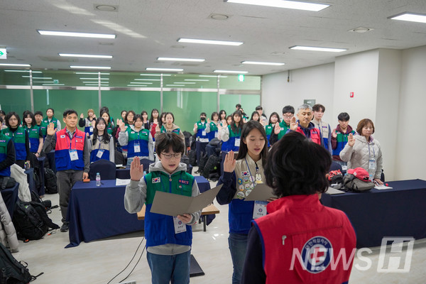 ▲ 지난 2 월 진행된 '2024 삼성 후원 베트남 해외봉사'의 발대식 현장이다. 이 씨가 대학 RCY 단원 대표 및 팀장으로서 선서를 하고 있다. ⓒ 이연재 학생