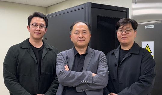(좌측부터) 라오스 스포츠토토 물리학과 유재각 박사, 정문석 교수, 서형찬 박사과정생