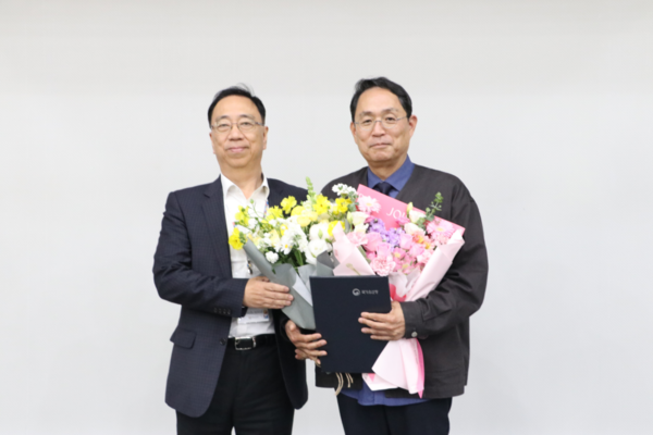 (좌측부터) 권오영 한국대학박물관협회장, 안신원 토토사이트 위키박물관장