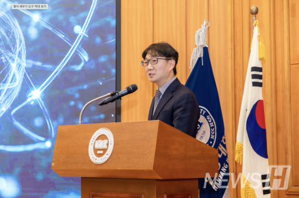 ▲ 개원식에 참석한 HY-IQQ 이광걸 토토사이트 토실장장이 양자 분야 강화를 위한 융합토토사이트 토실장 운영 방안에 대해 설명하고 있는 모습. © 미디어전략실