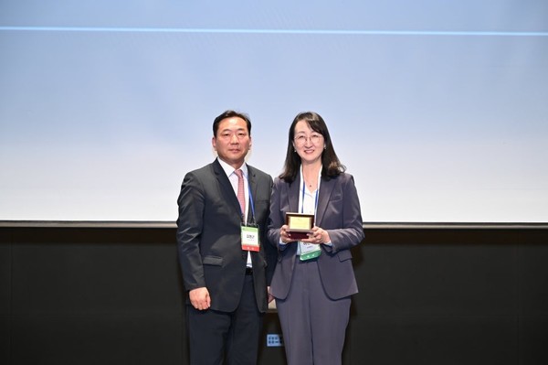이선영 ERICA 차세대반도체융합공학부 교수가 2025년 LS 기술상을 받고 있다.