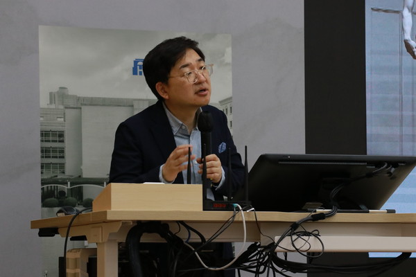 ▲ 양정무 한국예술종합학교 미술이론과 교수가 지난 8일, 한양대학교박물관 2층 강성희 세미나실에서 '르네상스 3대 거장의 숙명적인 경쟁 - 다빈치 vs 미켈란젤로 vs 라파엘로' 를 주제로 강연을 하고 있다. © 오예진 기자