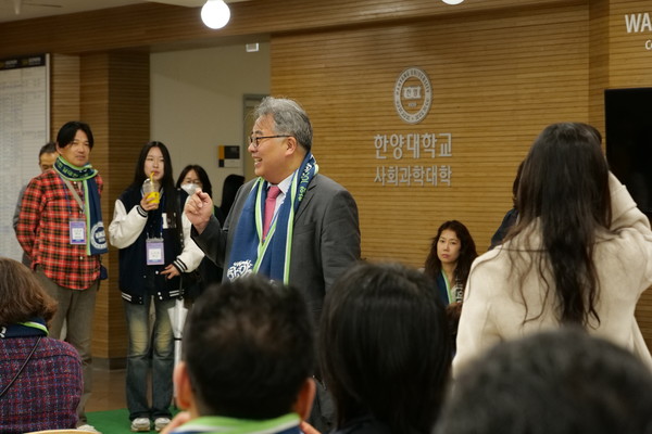 社会科学大学大厅内正在举行新生家长日活动。