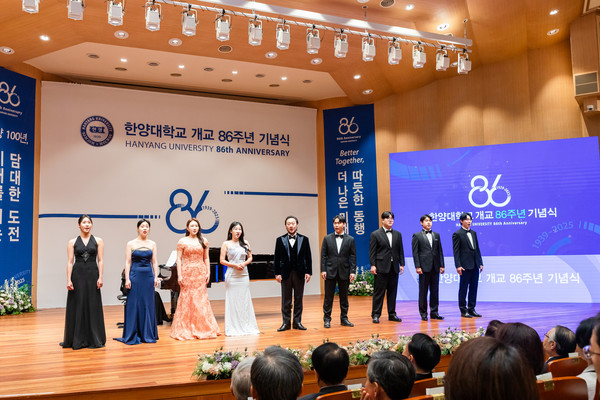 Professor Kim Woo-kyung of the Department of Voice and a student vocal ensemble give a congratulatory performance during the ceremony.