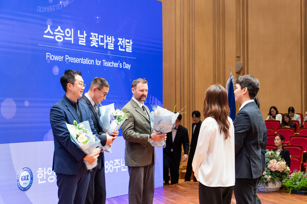 During the ceremony, students presented a floral tribute in celebration of Teachers’ Day.
