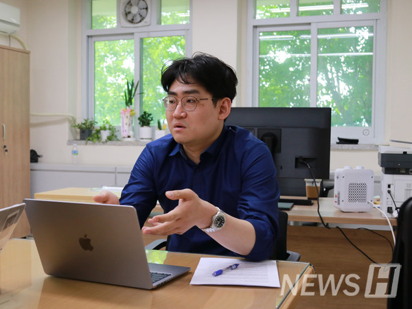 ▲ 송원준 투게더토토외교학과 교수는 비교 투게더토토, 투게더토토 제도, 투게더토토 체제, 권위주의 체제를 연구한다. © 박주희 기자
