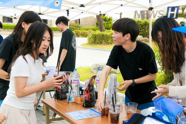 ▲ 게임룸 토토대 응원단 '루터스(RHooters)'가 학생들에게 커피를 나눠주고 있다.