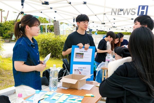 ▲ 학생들이 게임룸 토토대 운동부에 대한 설명을 들으며 게임룸 토토대의 구호 '코카라치 승리호'를 미리 익히고 있다.