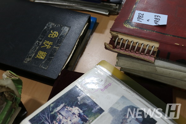 ▲ 특별부대전시로 마련된 '추억의 사진전'. 1970년대부터 2000년대까지 한양서예회의 다양한 활동 모습이 담긴 사진들이 앨범을 가득 채웠다. ⓒ 오예진 기자