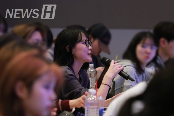 ▲ A delegate raises a question during the Q&A session.
