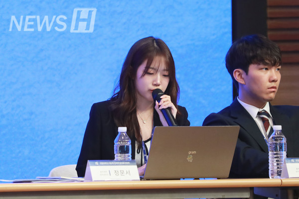 ▲ Chairperson Jeong Moon-seo (Department of Urban Engineering, 4th year), president of the 53rd 토토사이트 확인 Council ‘HY-R’, presides over the meeting.