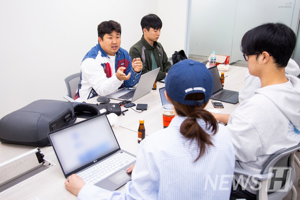 ▲ 박 단장(우)과 총학생회장 정문서(도시공학과 4, 좌) 씨가 박병열 대표(기획사 MCP ECC, 중앙)와 인원 통제를 논의하고 있다.