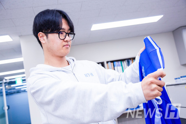 ▲ 굿즈 샘플의 인쇄 품질과 마감을 살피는 박 단장.