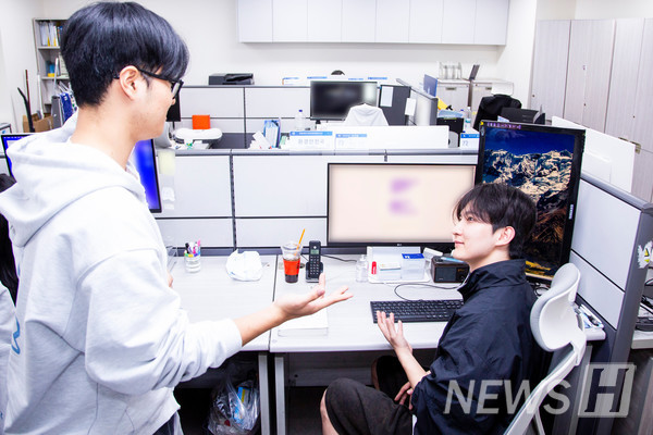 ▲ 시설안전팀장 이건호(정책학과 2) 씨가 박 단장에게 단계별 대응 계획을 브리핑하고 있다.