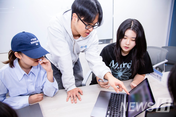 ▲ Park (center) checks movement flow with Choi Dae-eun (4th year, Department of Materials Science and chemical engineering), head of the main stage team.