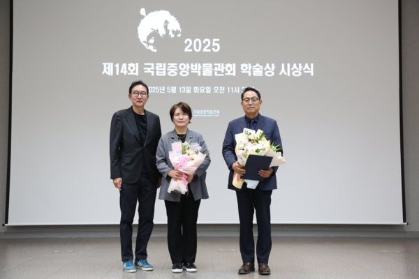 (좌측부터) 허용수 국립중앙박물관회 부회장, 오순애 송파책박물관장, 안신원 박물관장