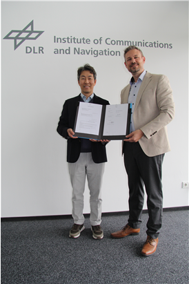 (From left) Professor Kim Sun-woo of Hanyang University and Dr. Florian David of DLR