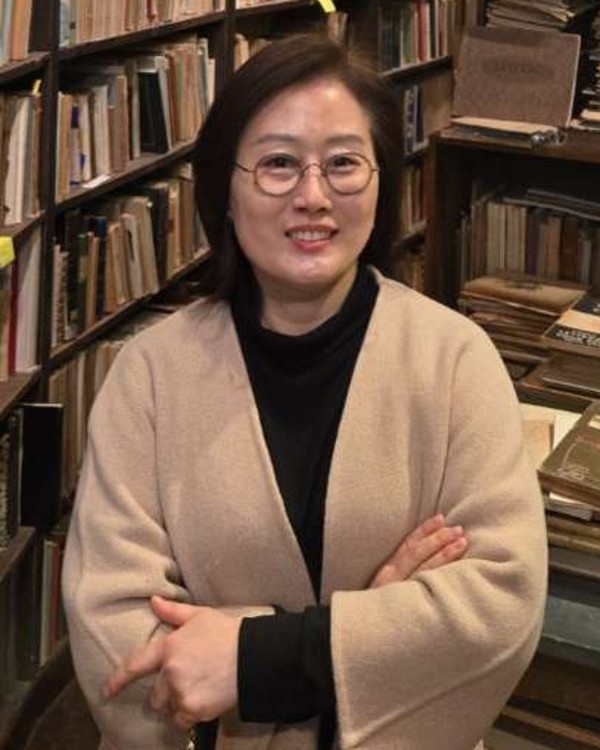 ▲ Professor Kim Chung-kang of the Department of Theater and 토토사이트 매입, currently serving as director of the Hanyang Institute of Contemporary 토토사이트 매입 Studies.
