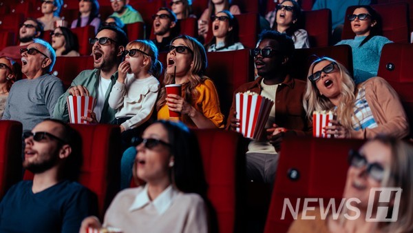 ▲ “A movie theater is not just a viewing space, but a place for sensory immersion and shared community experience,” says Professor 토토사이트 매입. ⓒ Getty Images