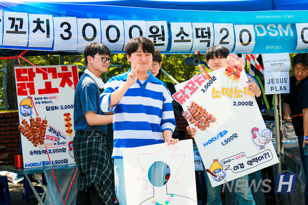 ▲ A student booth selling snacks, complete with a handmade promotional panel.