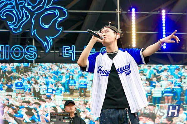 ▲ Kicking off the main stage, Crush energizes the crowd with his opening performance.