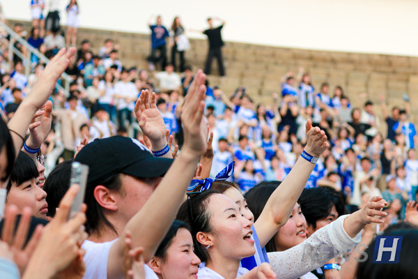 ▲ Hanyang students cheer and throw themselves into the festival spirit.