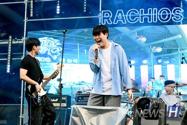 ▲ The band club Soriro Kuneun Namu takes the stage.