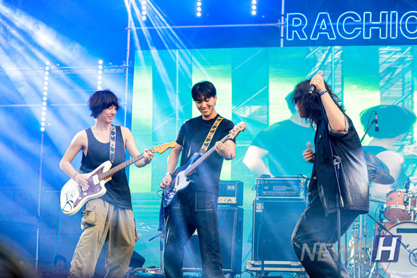 ▲ Student club performances heat up the festival even further.
