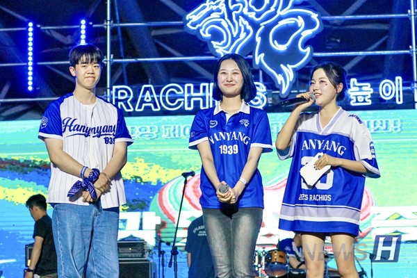 ▲ The “Hanyang Signal: Match My Heart” event engages students between performances.