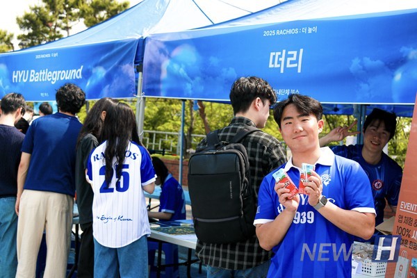 ▲ A lively mix of club booths draws students to the heart of the festivities.