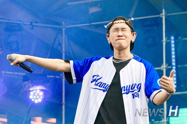 ▲ Crush gives a thumbs-up in response to the crowd’s enthusiastic singalong.