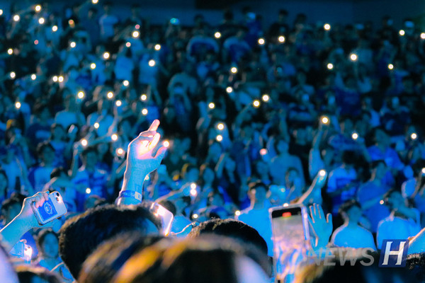 ▲ The first night of RACHIOS ended with each performer shining their own light, completing a vibrant opening day.