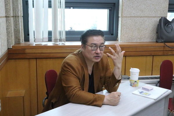 ▲ 우 교수는 토토사이트 모음를 하며 있었던 옛날의 일까지도 자세히 기억하고 있었다. ⓒ 박주희 기자