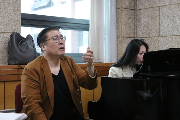 ▲ 우 토토사이트 모음와의 인터뷰는 그와 제자들의 연습실에서 진행됐다. 제자를 지도하는 모습에서도 그의 열성과 진심이 전해져 왔다. ⓒ 박주희 기자