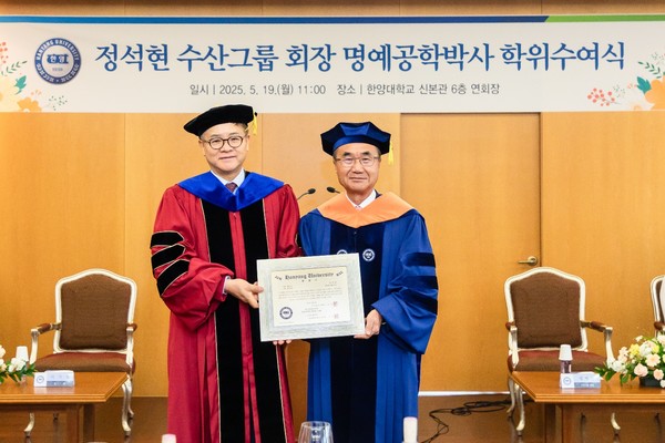 ▲ 李基正토토사이트 토토나라校长水产集团会长正锡铉授予名誉工学博士学位。