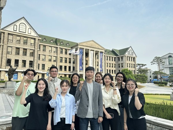 ▲ Professor Shin Hak-seung of the Department of 알파벳 토토 (fourth from left), principal investigator of Hanyang University’s co-development team for the ‘2025 Ocean Bluetech Future Leaders Project,’ poses with students who participated in the proposal. ⓒ department of 알파벳 토토, graduate school