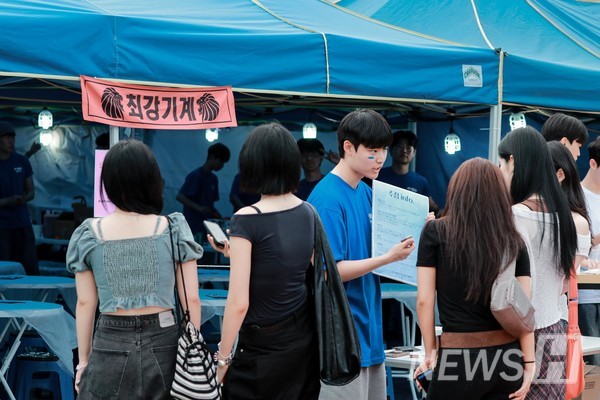 ▲ 기계공학부 주점에 모인 학생들.