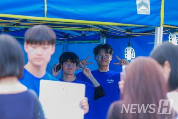 ▲ 학생들이 카메라를 향해 포즈를 취하고 있다.