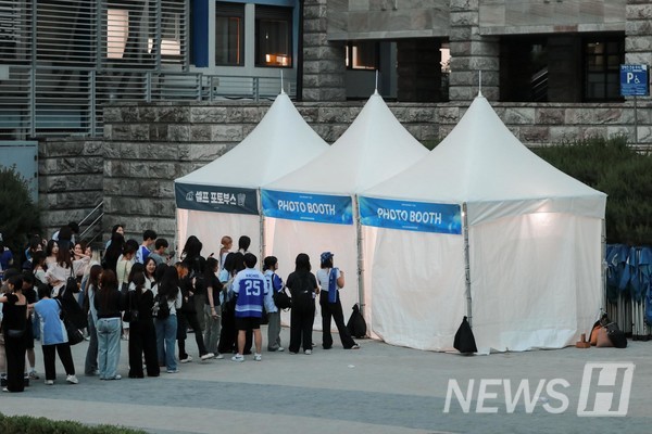 ▲ 학생들이 포토부스에서 사진을 찍기 위해 줄을 선 모습.